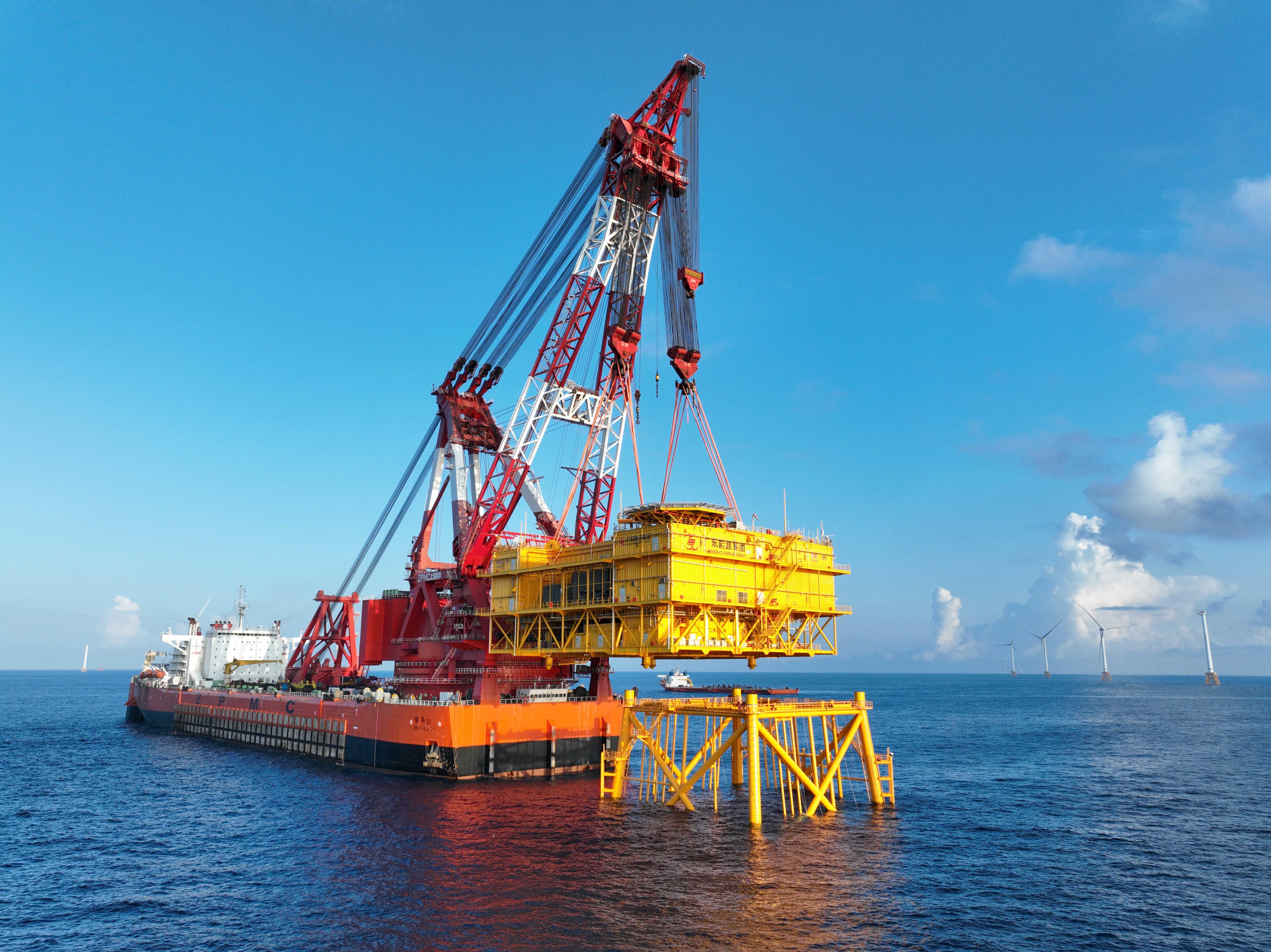 世界首座500千伏超高压交流海上升压站吊装完成