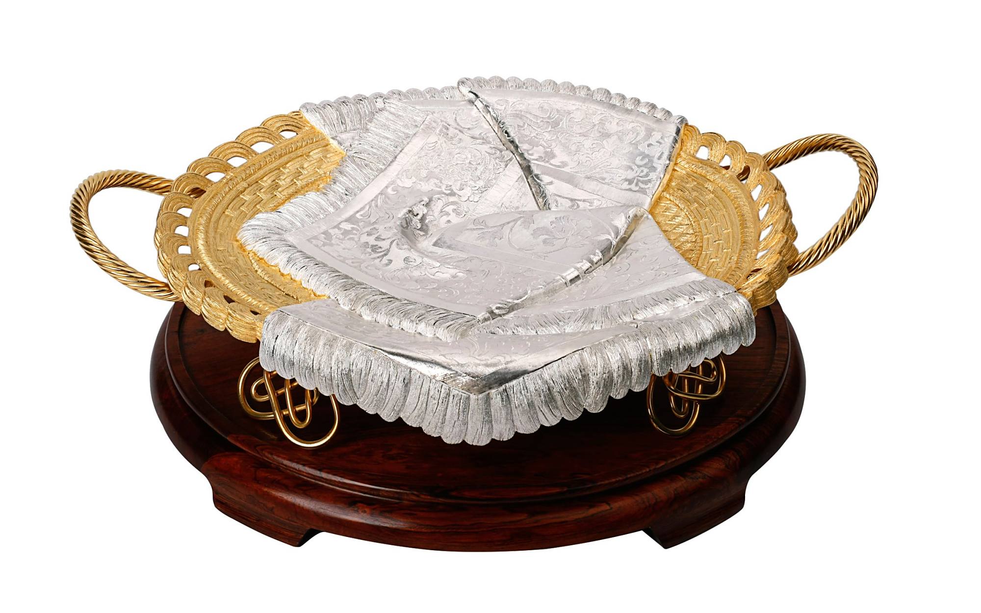 孟剑锋:在0.6毫米厚的银片上錾刻上百万次