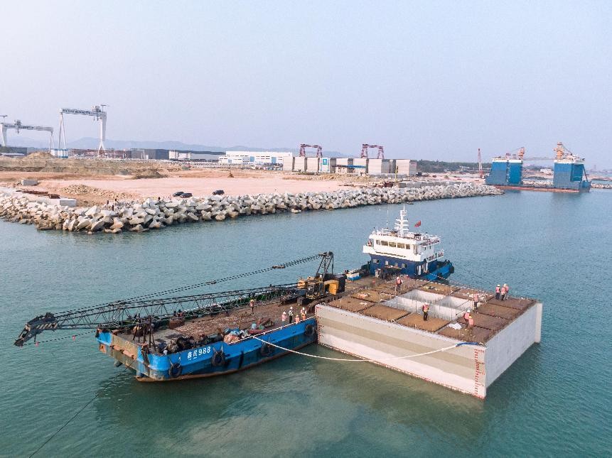 广东揭阳港首个沉箱出运安装