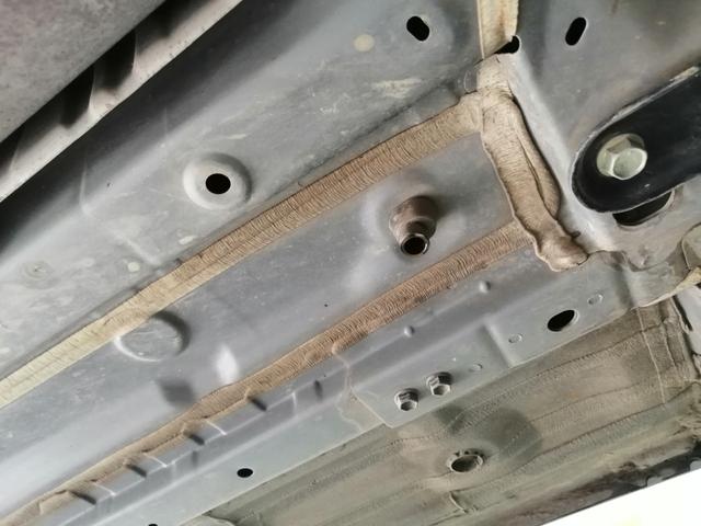 车底盘下面漏水是什么原因