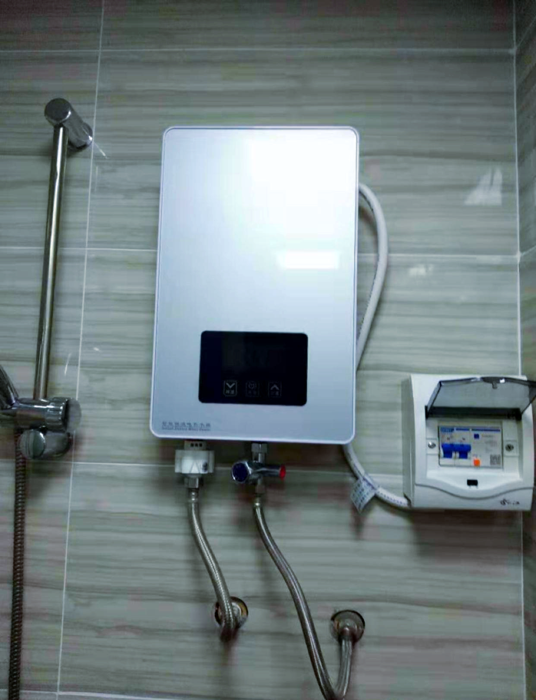 安拉贝尔即热式电热水器:革新热水体验的节能先锋