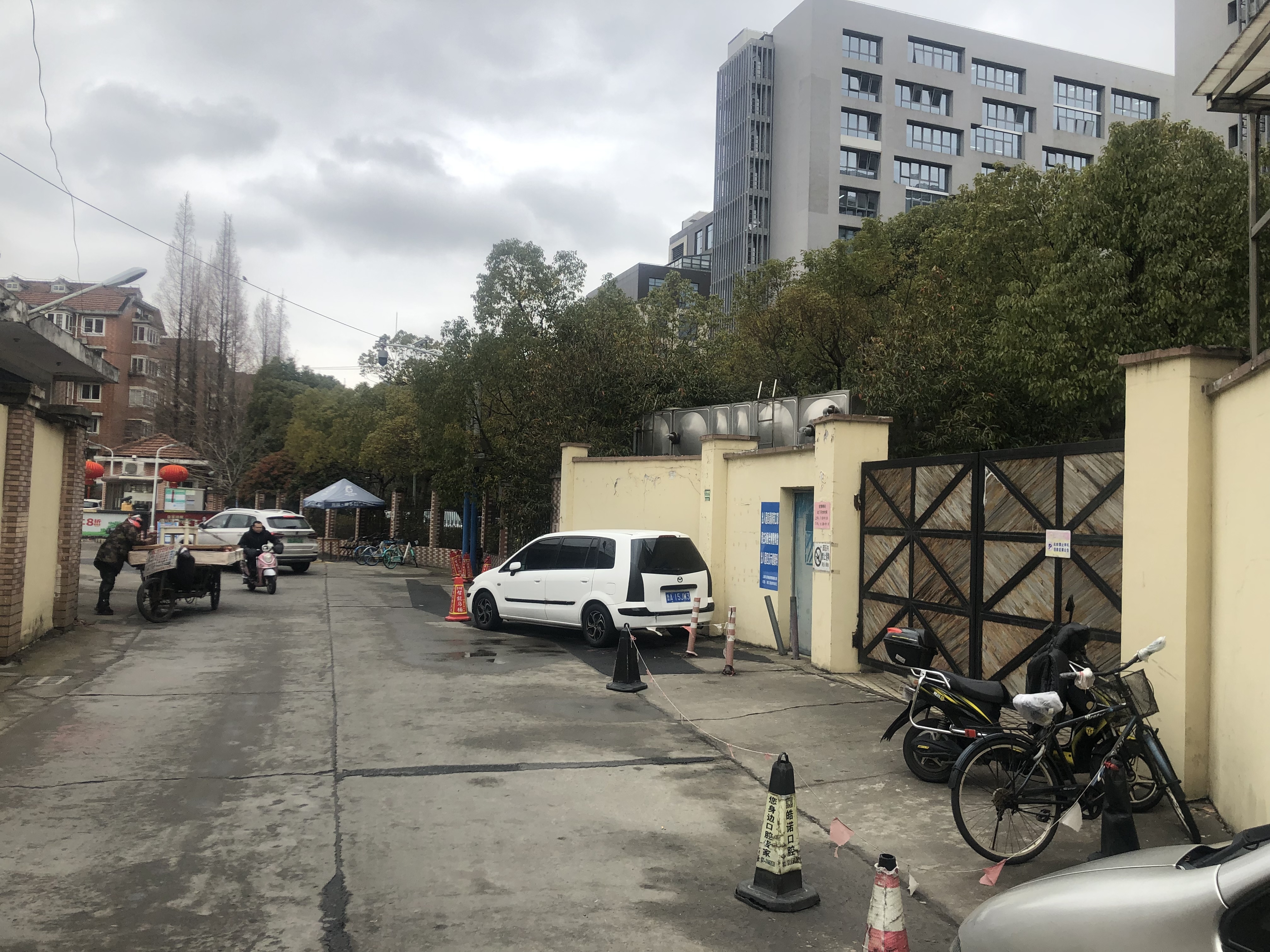 彭浦新村街道让"失管"道路重又通畅有序