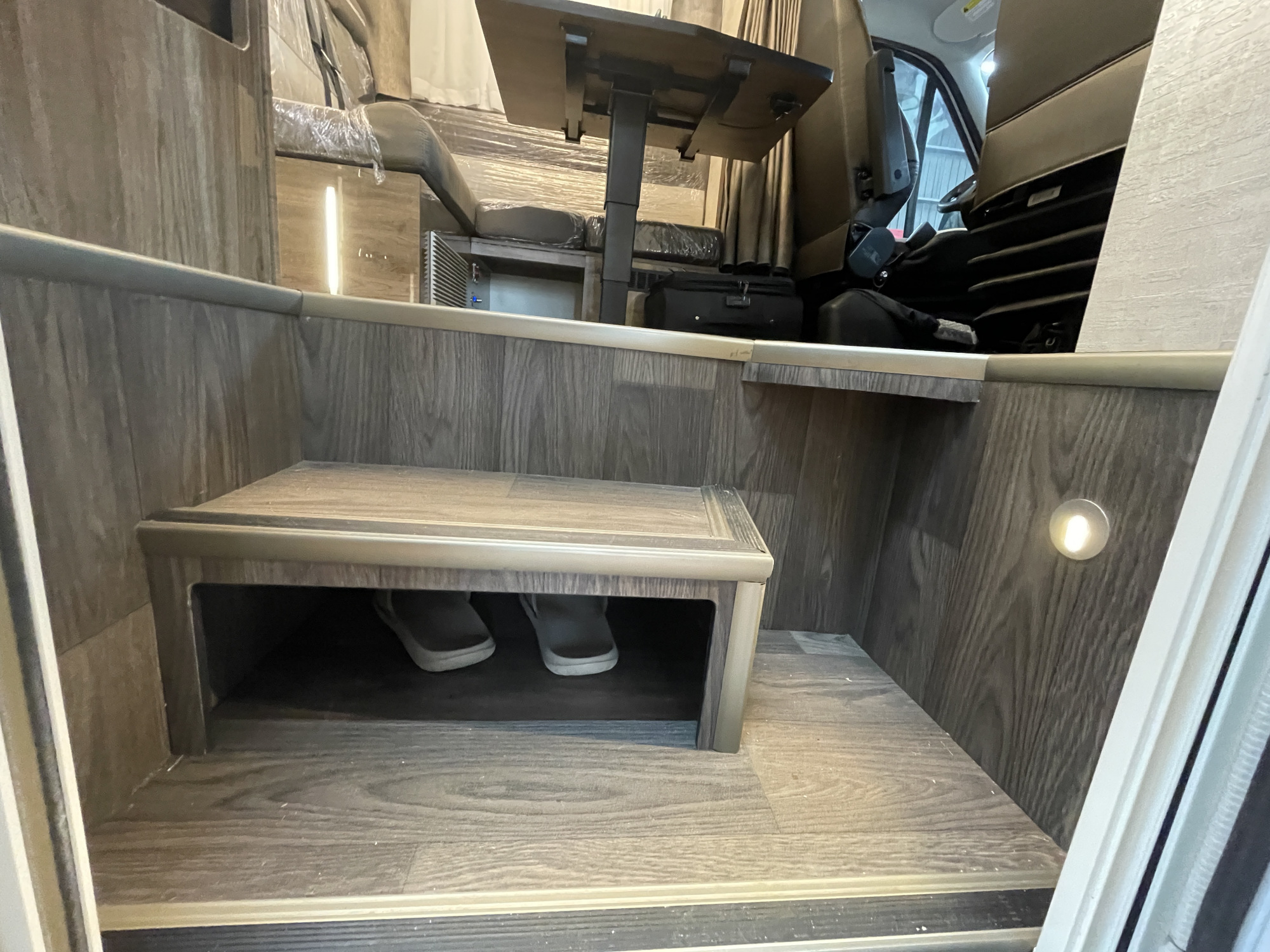 罗曼1号c型房车,颜值在线的实力派,标配1200ah锂电1000w太阳能