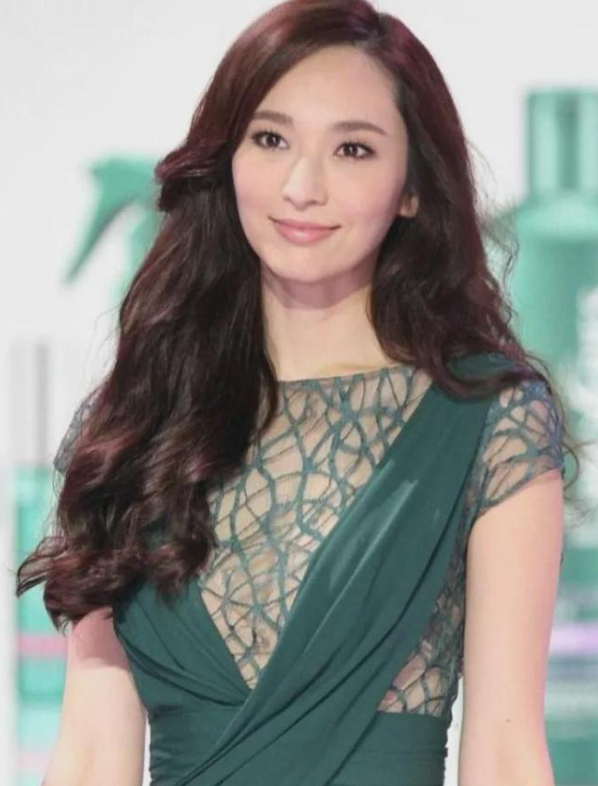 曝光吴佩慈老公涉黑细节:欠债1亿潜逃,遭当街追债全程揭秘!