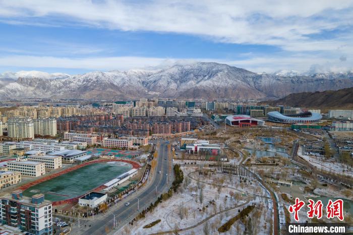 拉萨迎2023年首场降雪