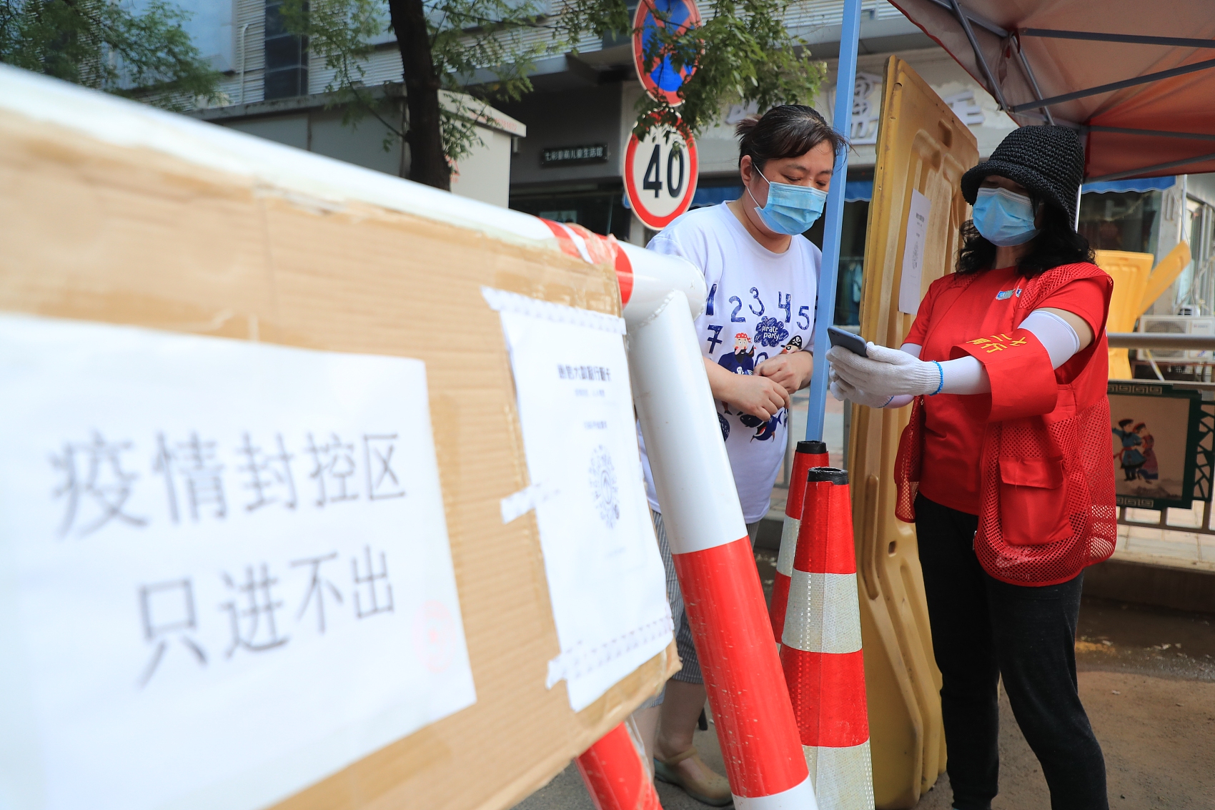 郑州感染人数破百,疫情热线遭打爆,市民:不关心感染原因,想尽快恢复