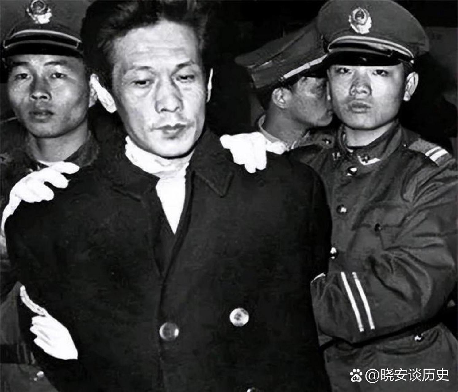 1995年,王建业和情妇史燕青公审现场,画面中王建业神情肃穆,显然知道