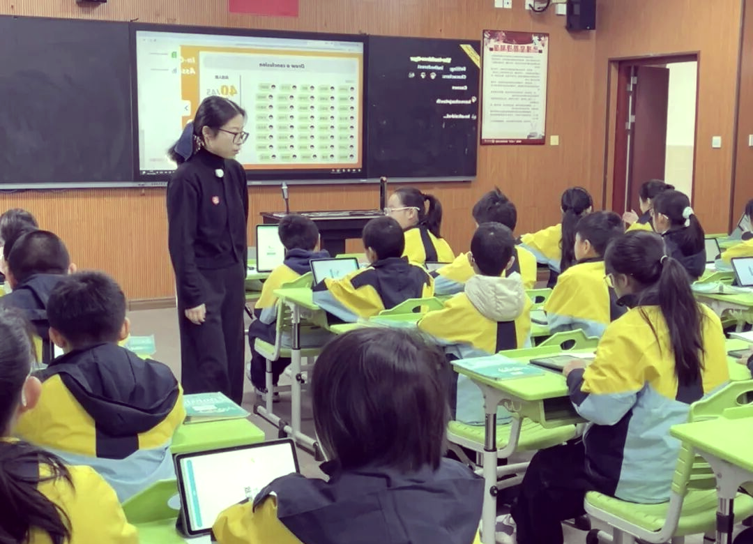 思言小学英语教研活动:分层教学与教学述评的深入探讨