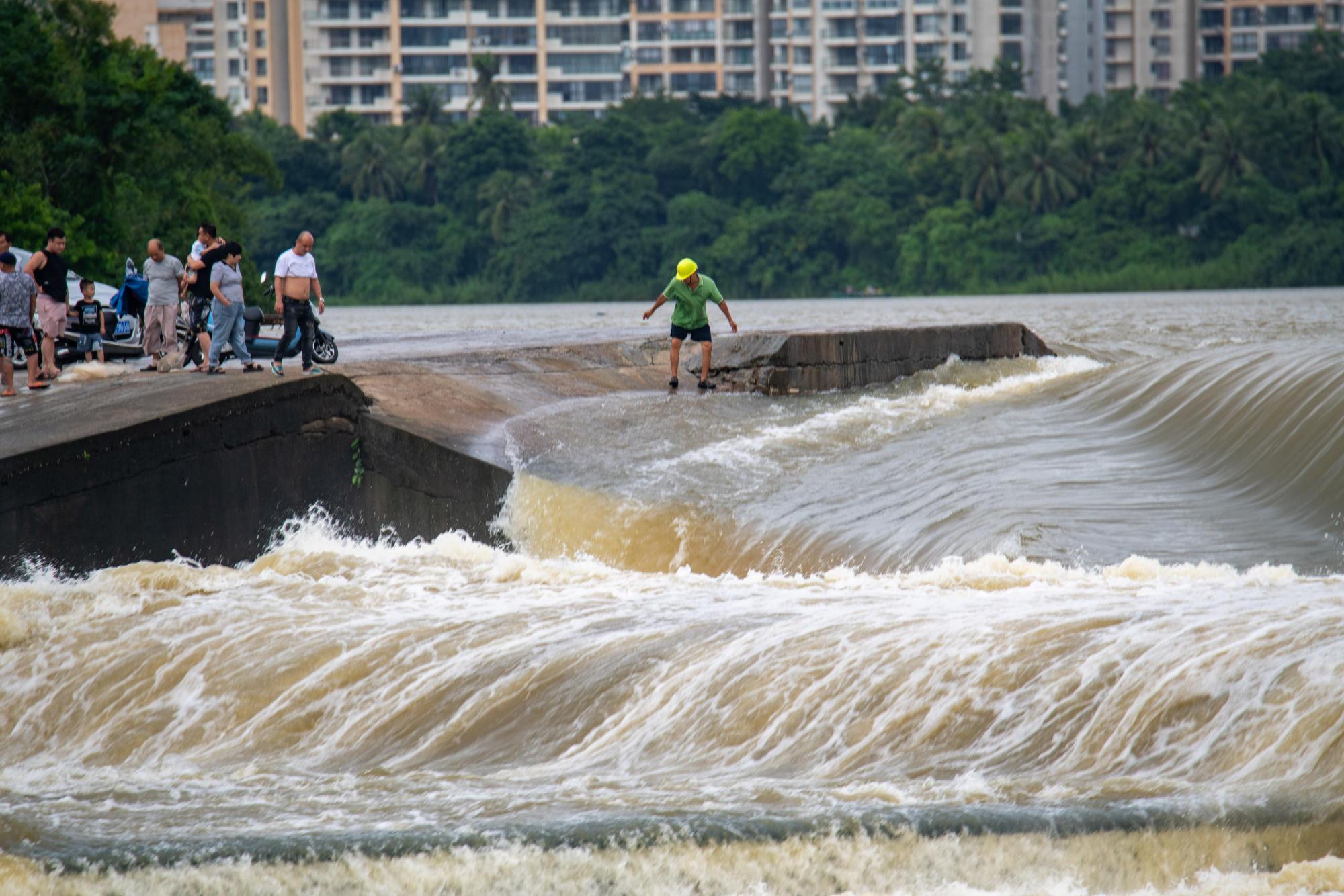 台风"狮子山"逼近海南 万泉河大幅涨水