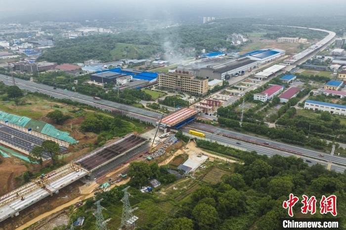 江西九江新建快速路上跨福银高速钢混组合梁完成顶推