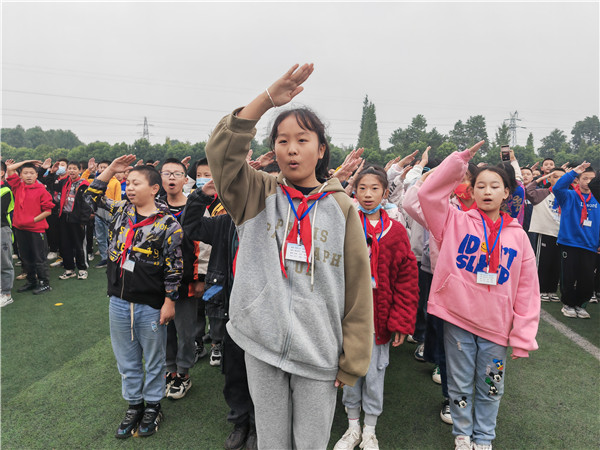 彭州市隆丰中学举行七年级建队仪式