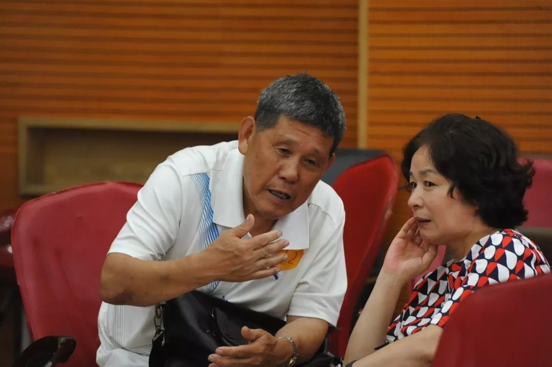 62岁女去相亲,要求男人上交工资卡还要买金镯,网友:情