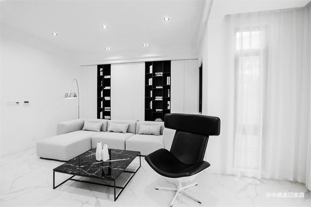 对家具的要求都是比较苛刻的,今天给大家介绍一套有纯黑白打造的整