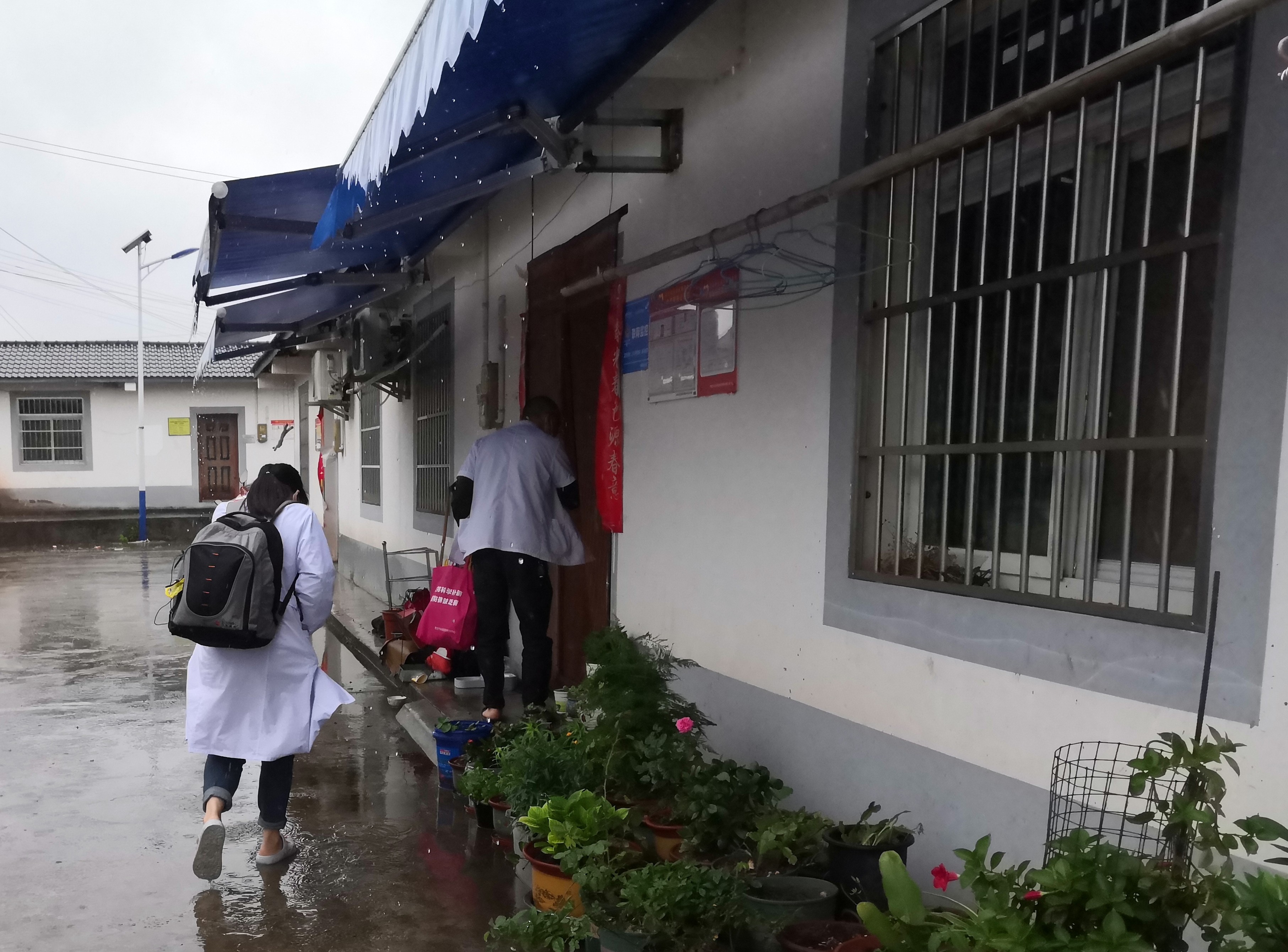 我为群众办实事,风雨无阻送服务,大安区回龙镇打通疫苗接种最后一公里