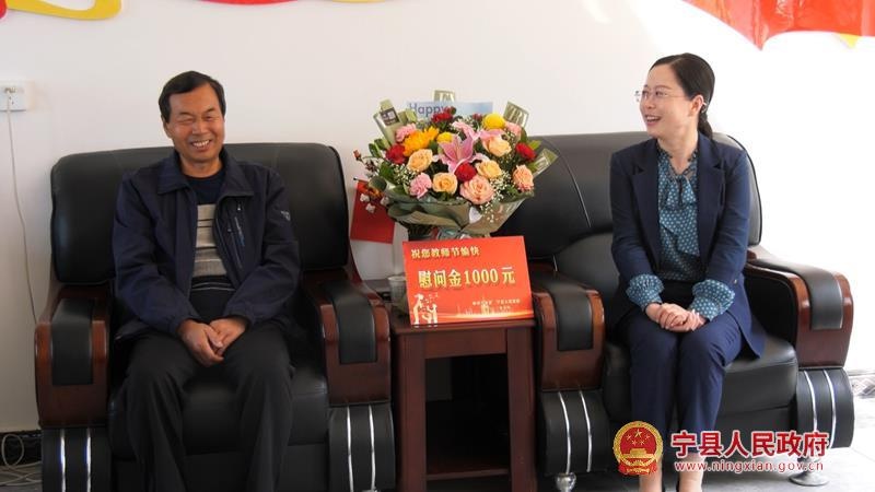 郭丽丽看望慰问优秀教师和困难教师