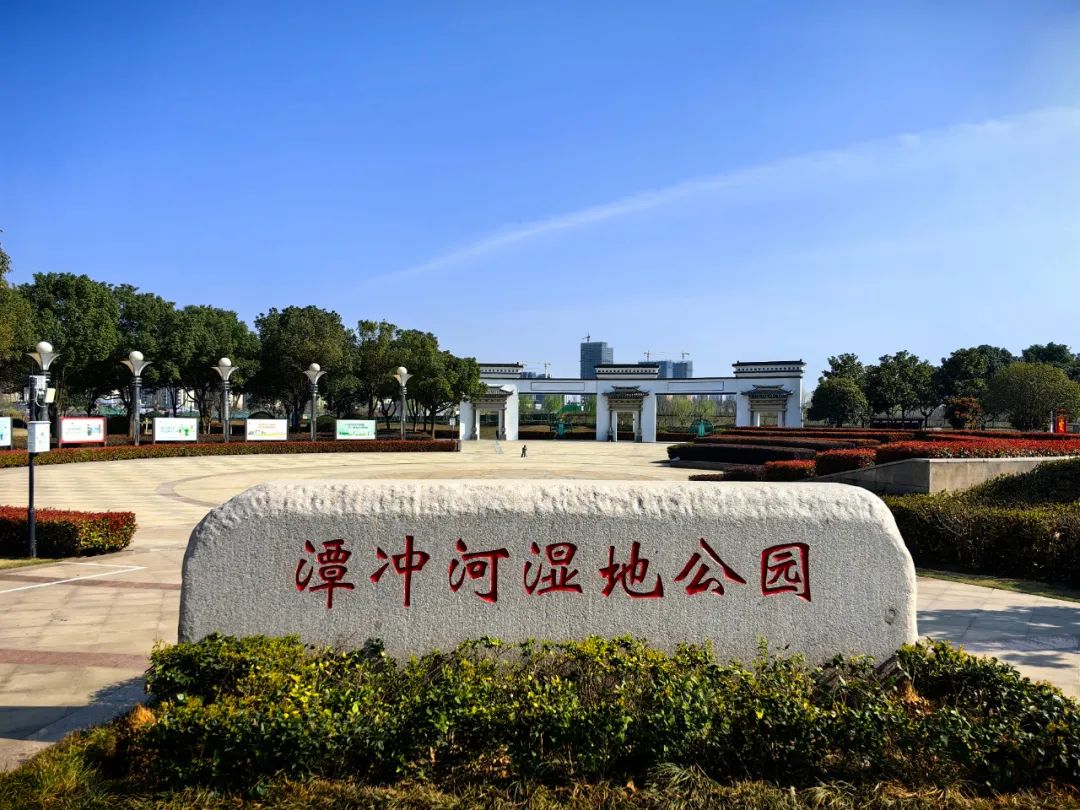 即可到达宛如一幅精心铺展的画卷鸟语花香,景色宜人匡河湖畔绿树成荫