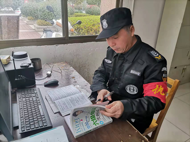 长沙57岁大学保安自学英语流利与留学生交流