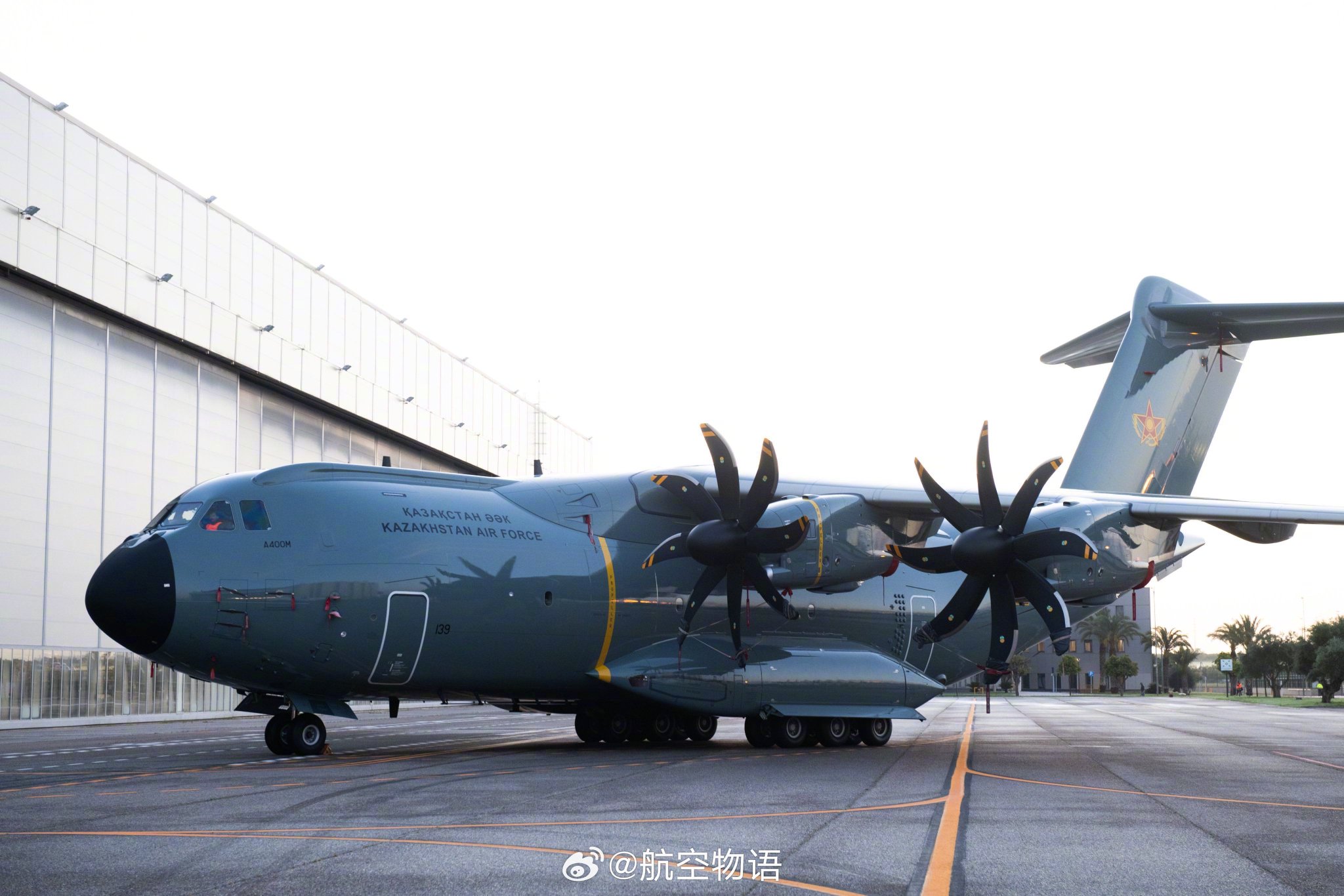 哈萨克斯坦空军订购的两架a400m军用运输机中的首架亮相