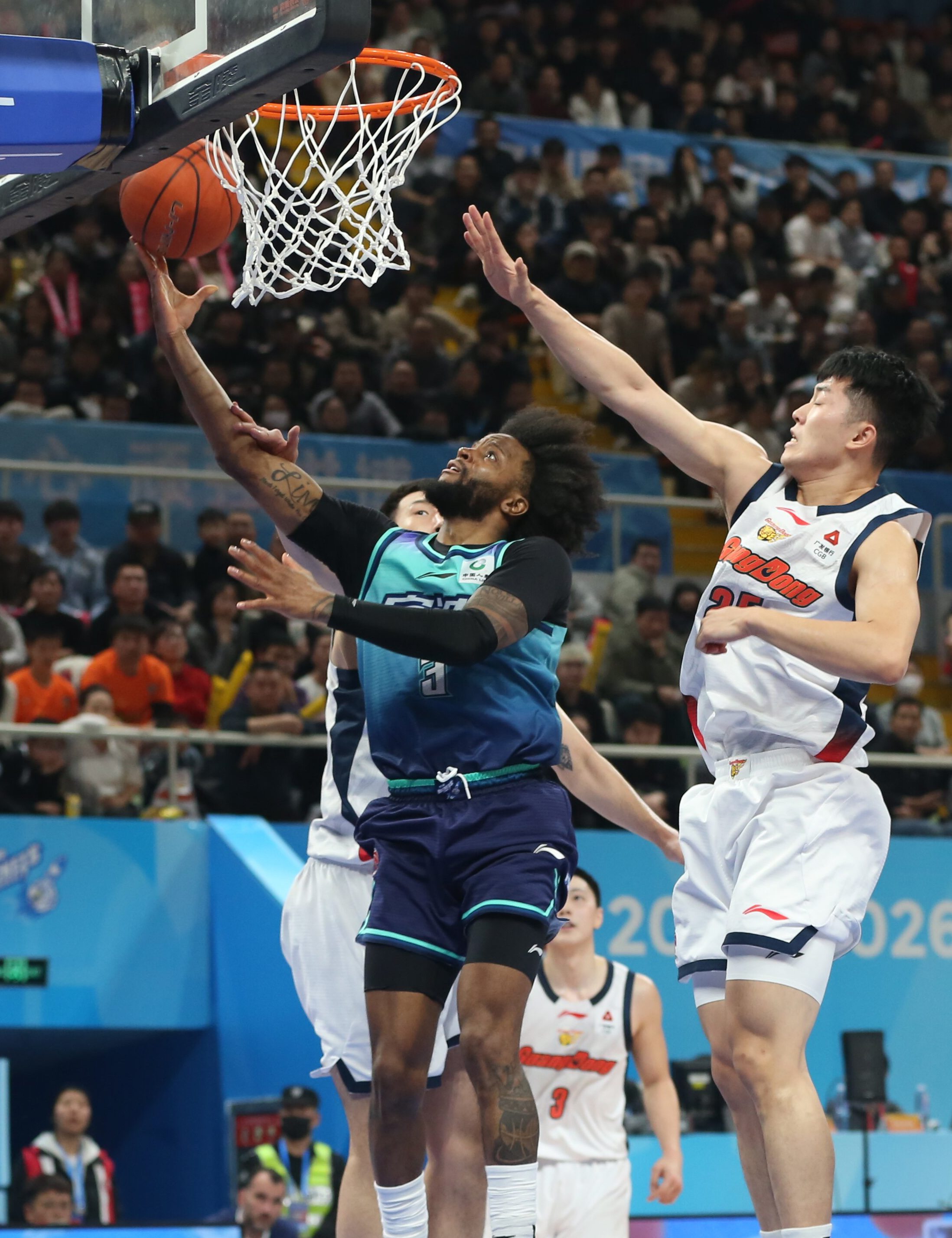 斯图加特远射贴柱备战CBA季后赛清晨巴黎圣日耳曼备战NBA季后赛，转会期深圳男篮调整名单以备德甲瞬间刷屏