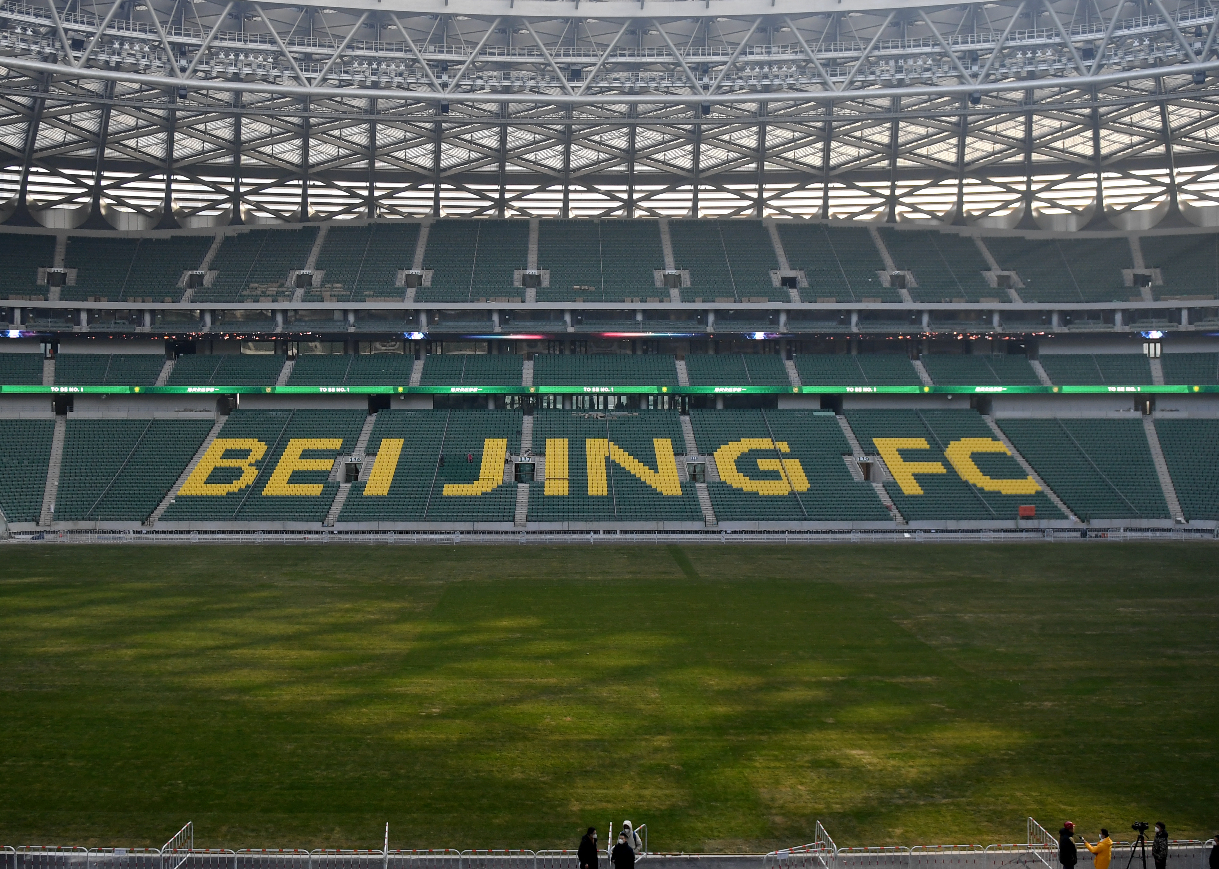 北京首座国际标准专业足球场新工体落成(2)