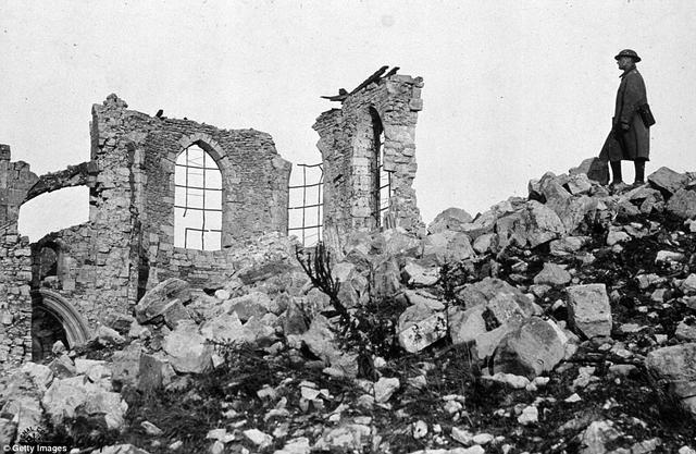 《巨人的陨落》:在恐惧中追求理想和信仰