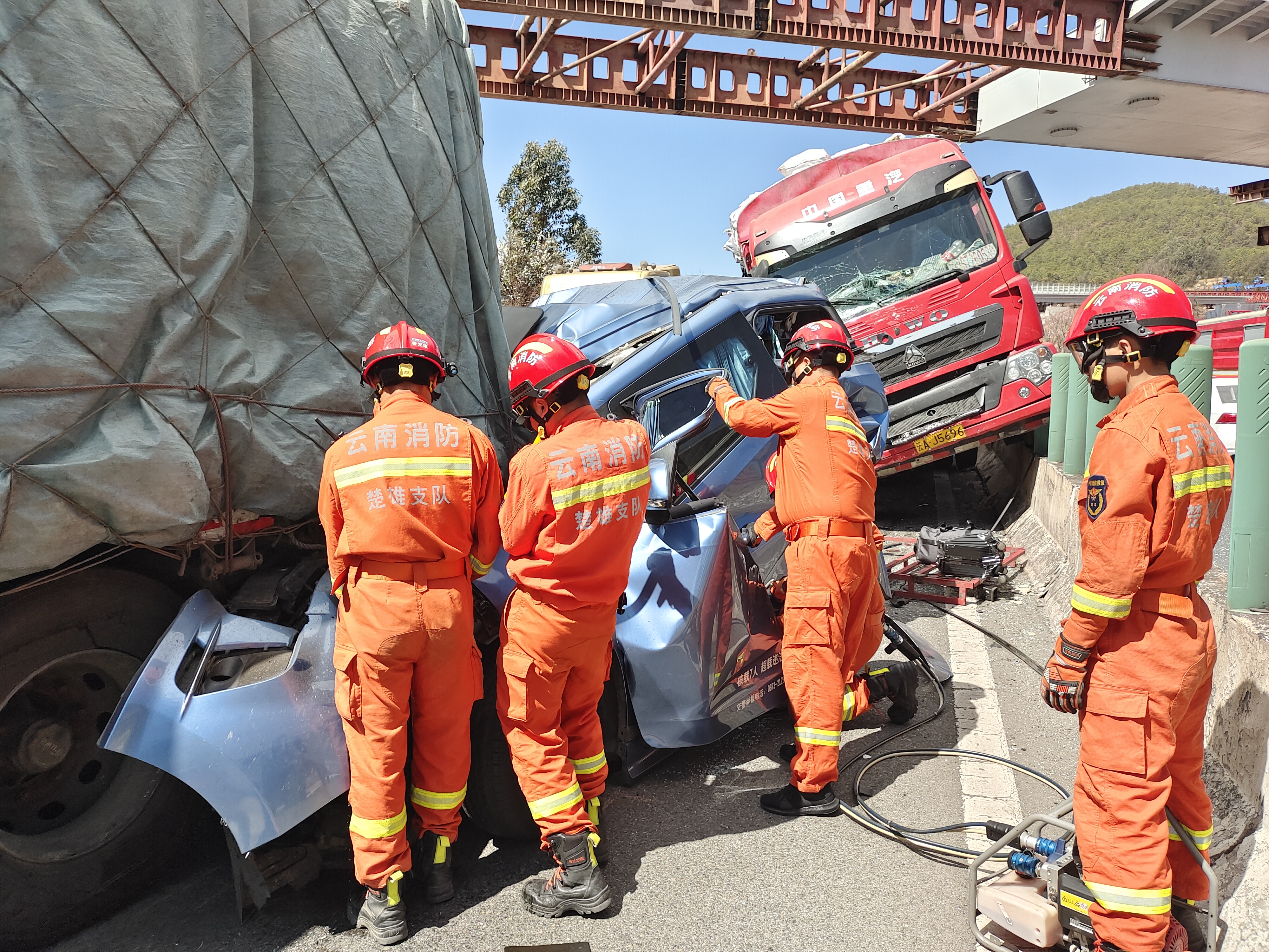 云南楚雄州一高速发生车祸致7人被困,当地消防紧急救援