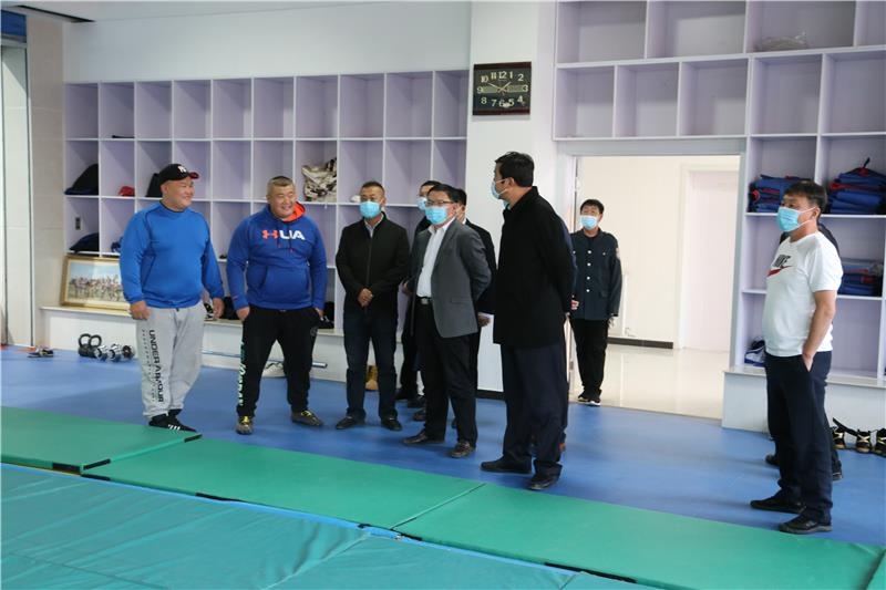 市体育局党组书记,局长张吉信一行到我旗进行调研