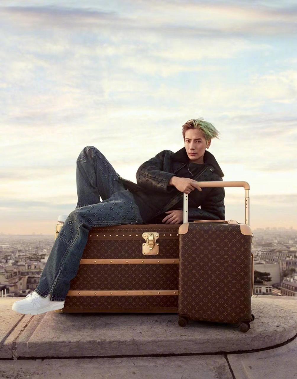 王嘉尔的lv全球广告大片出炉,游走在花都巴黎之中,惬意自在,诠释旅行