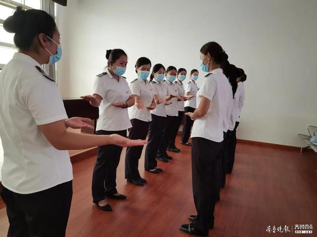 为提供贴心服务,济宁汽车北站明星服务班集体练手语