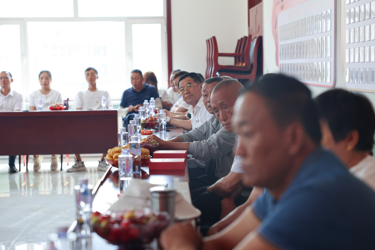 神木职教中心联合红柳林村开展结对共建"庆七一"主题党日活动