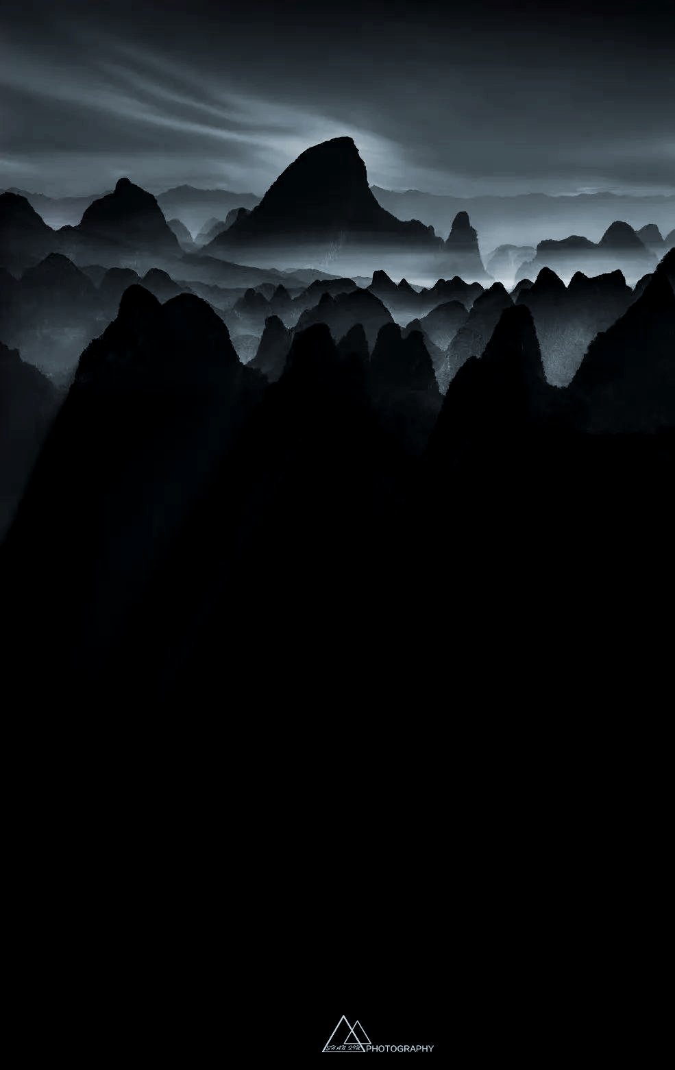 段岳衡老师,作为摄影界的佼佼者,对山水情有独钟,以黑白影像为载体