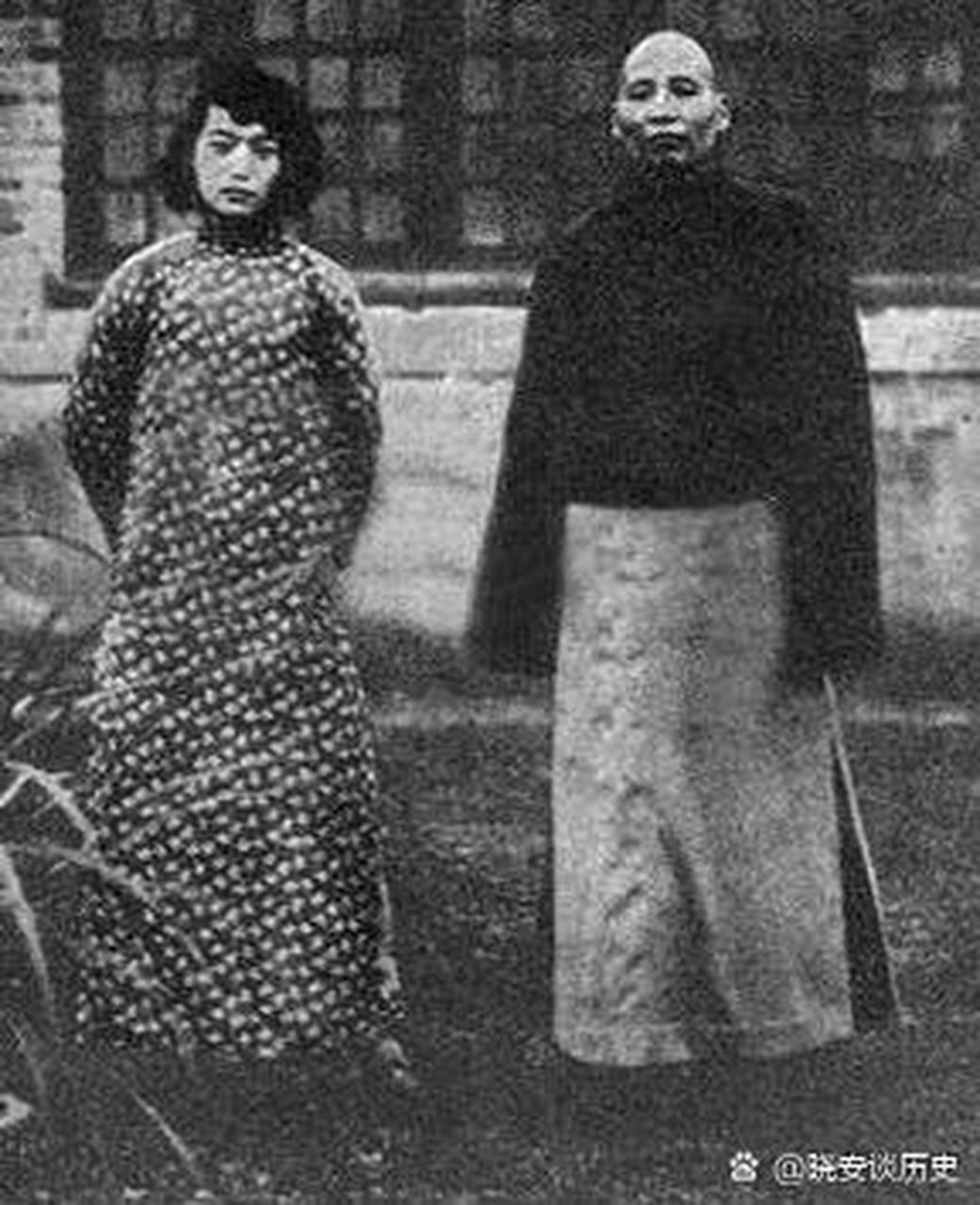 30年代,西康王刘文辉和妻子杨蕴光及孩子们的合影,照片中可以看到刘