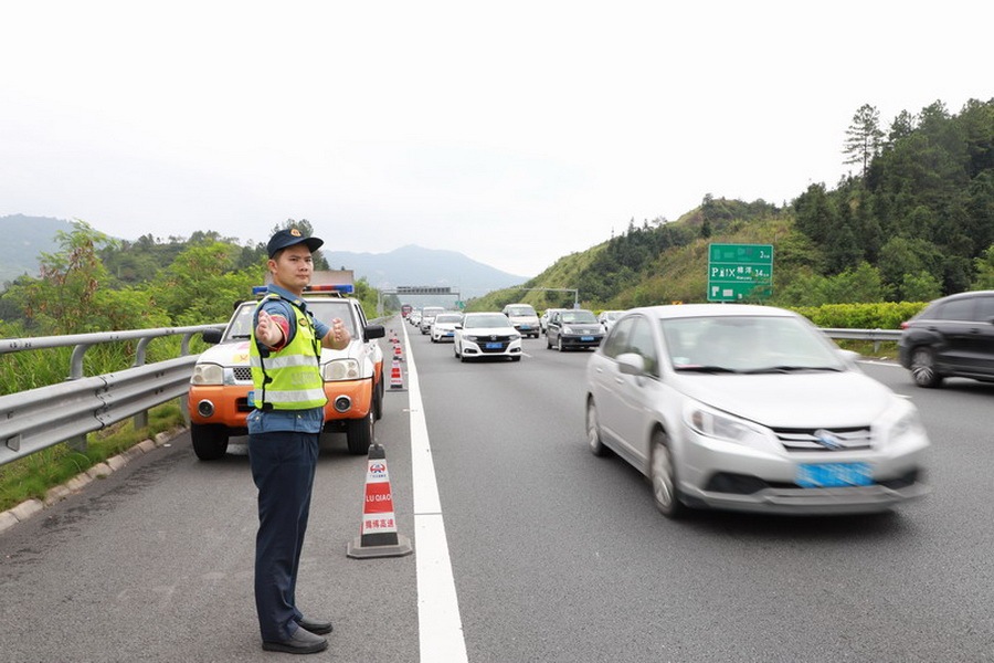 长深(粤赣)高速河源城北,城南收费站匝道路段本月15日起将实施临时