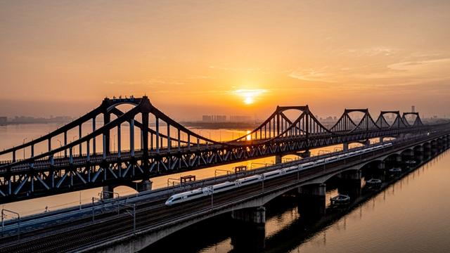 国内首座多跨长联公轨两用钢桁梁桥通车