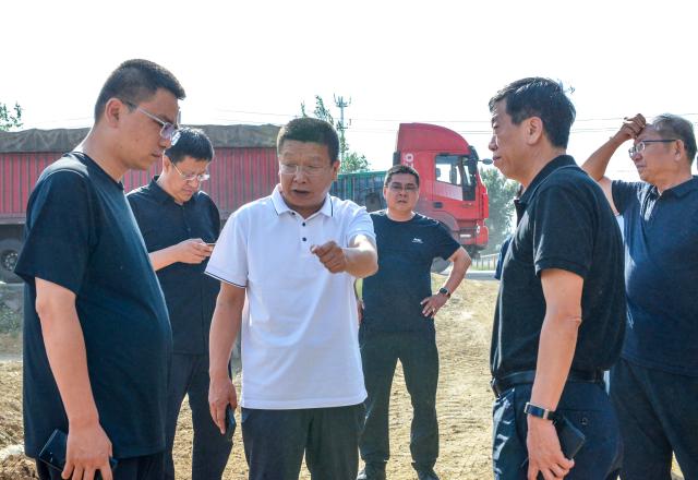 武跃飞调研道路及建筑施工扬尘治理工作