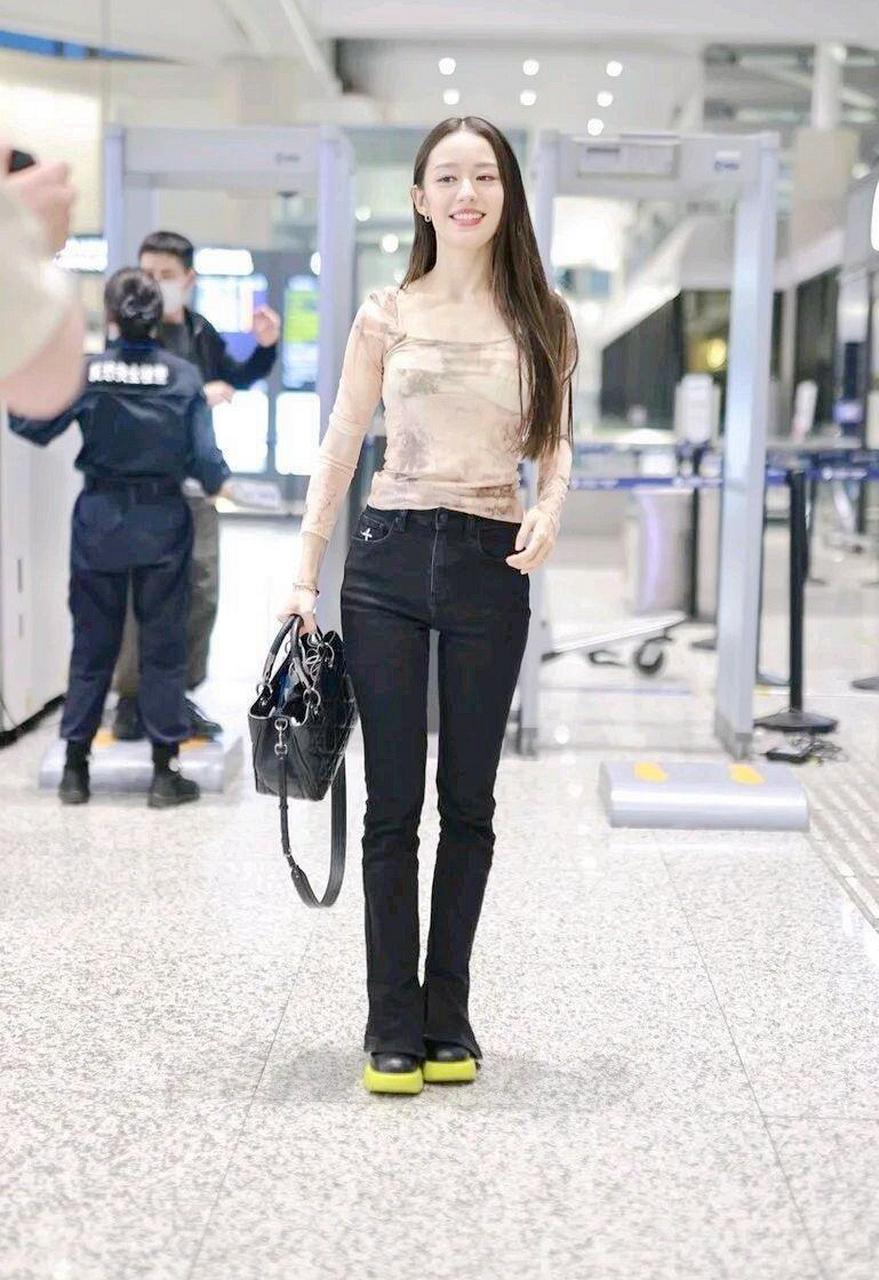 吉娜爱丽丝现身上海机场.