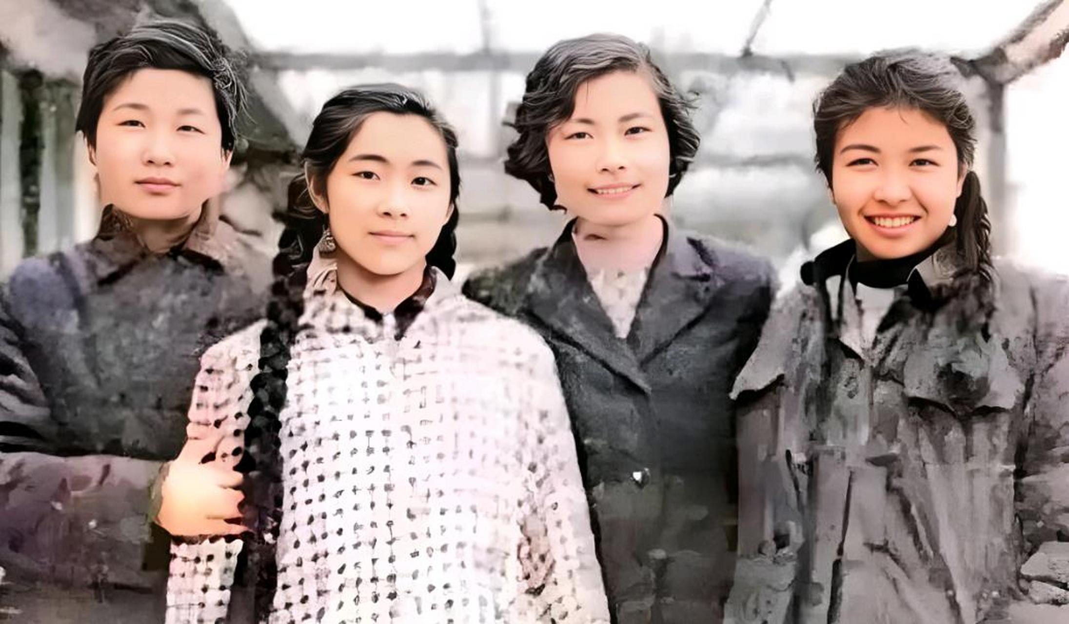 1961年,林豆豆与几位好朋友的珍贵合影.其他女孩是李娜,聂力和陶斯亮.