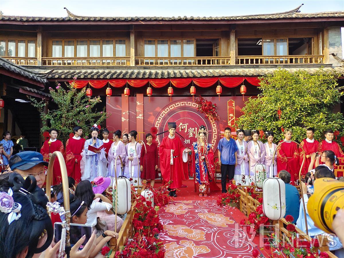 摄 00:25 国庆期间,还原"宋朝"的婚礼仪式的展示活动,在武汉园博园