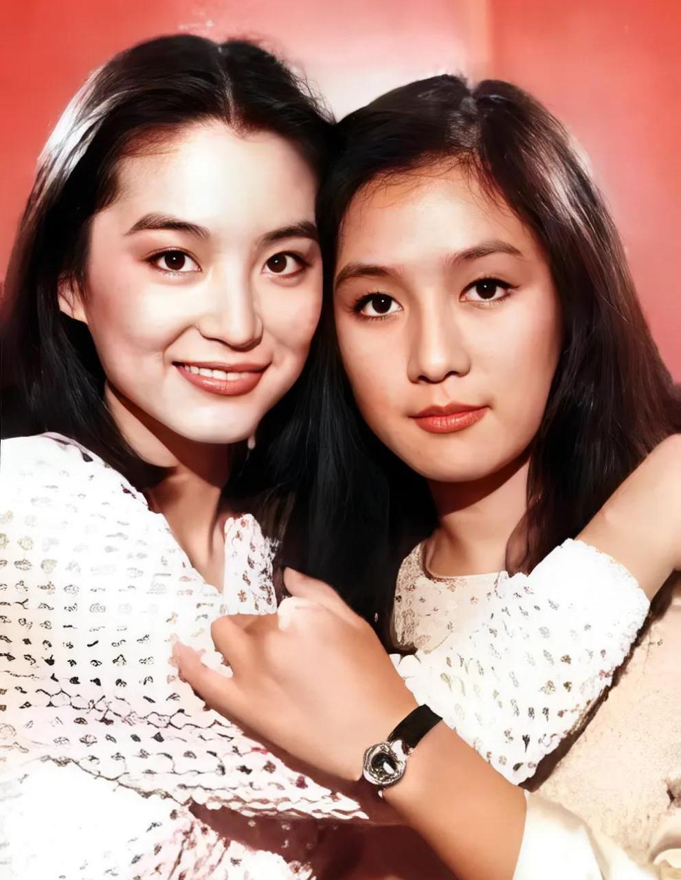 《燃烧吧火鸟》中俩姐妹林青霞和吕绣菱#林青霞的旧照# #港台明星记忆