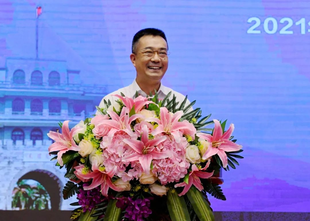 市委书记何良军发表讲话.