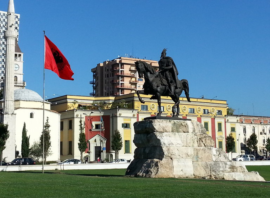 当奥匈帝国灭亡后,末代皇帝落难海岛,纳粹太保虎视眈眈