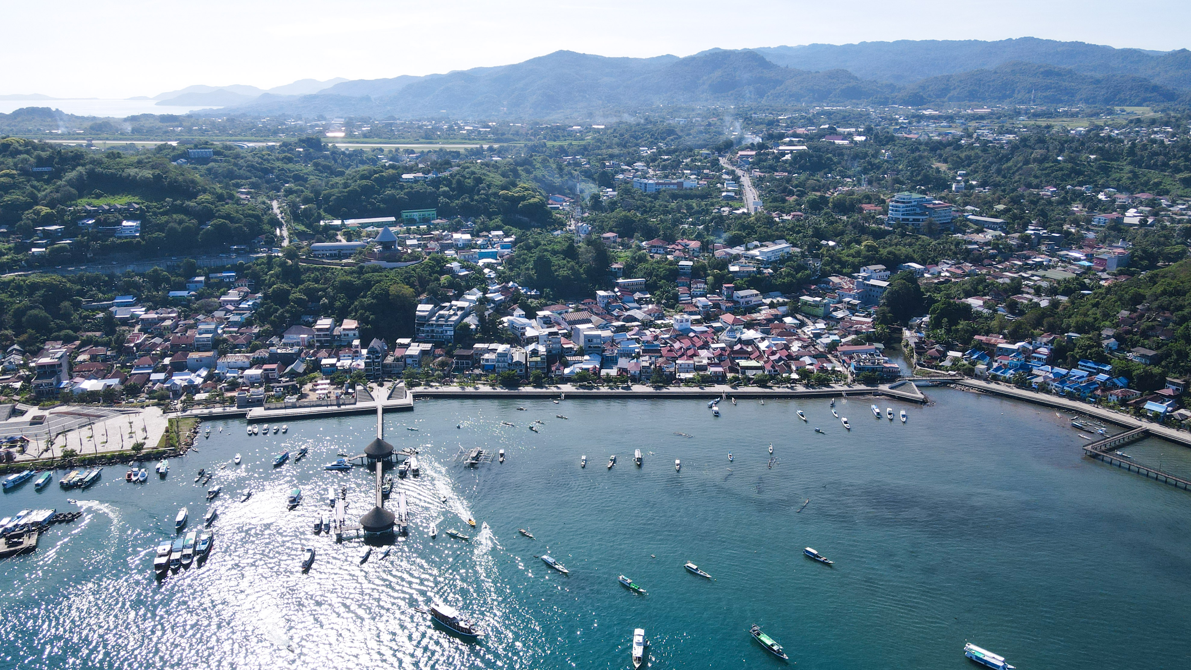 美丽的海滨小城:印尼拉布安巴焦