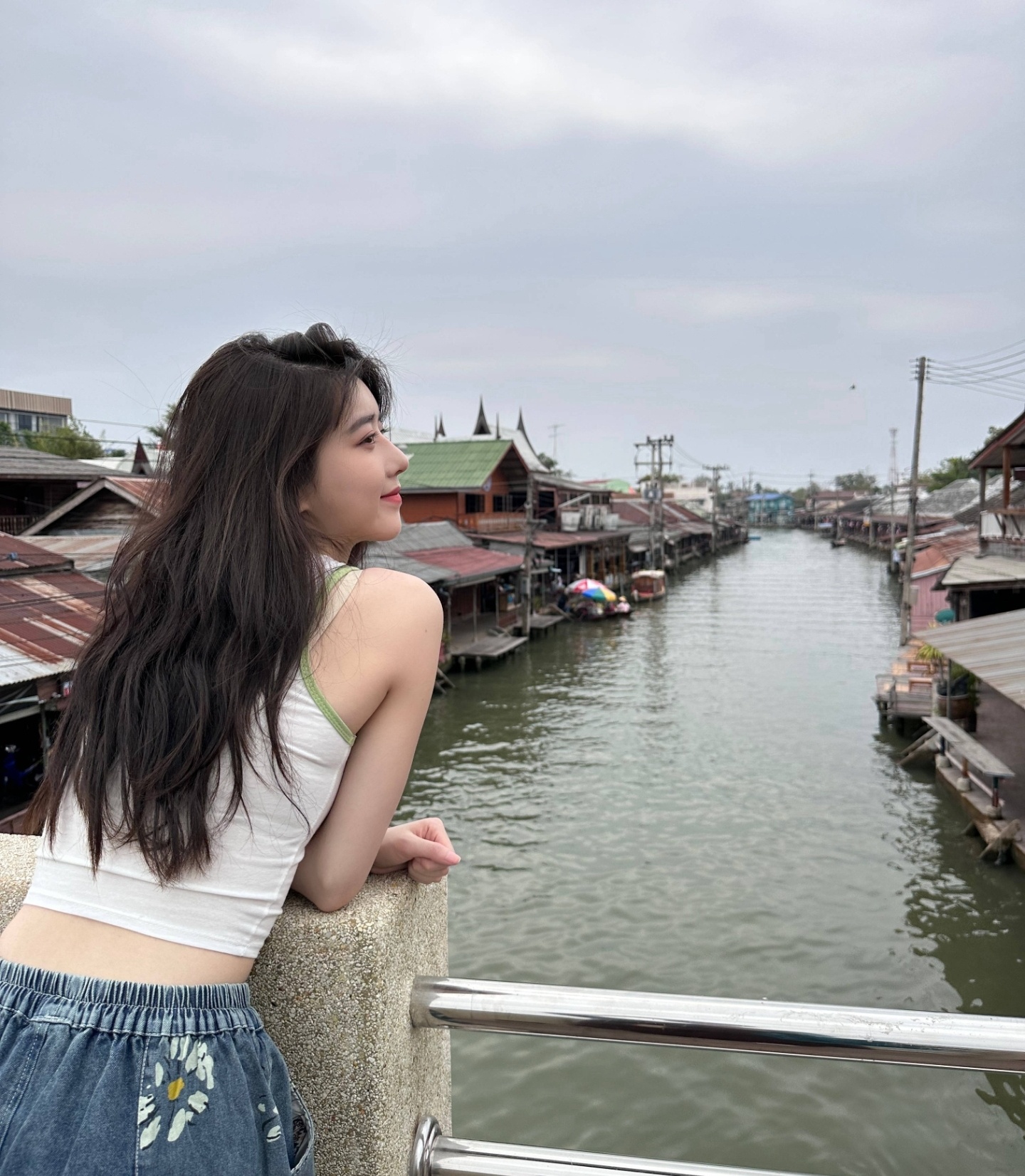 明星写真:李凯馨比基尼泳装性感照片,五官精致笑容甜美