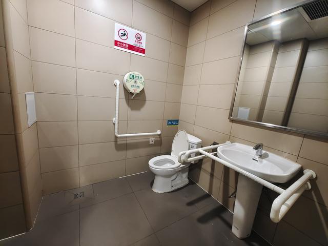 看看省会医院的公共厕所
