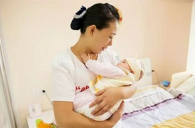 保姆掌掴抱摔40天女婴,监控画面记录全程,为父母敲响警钟