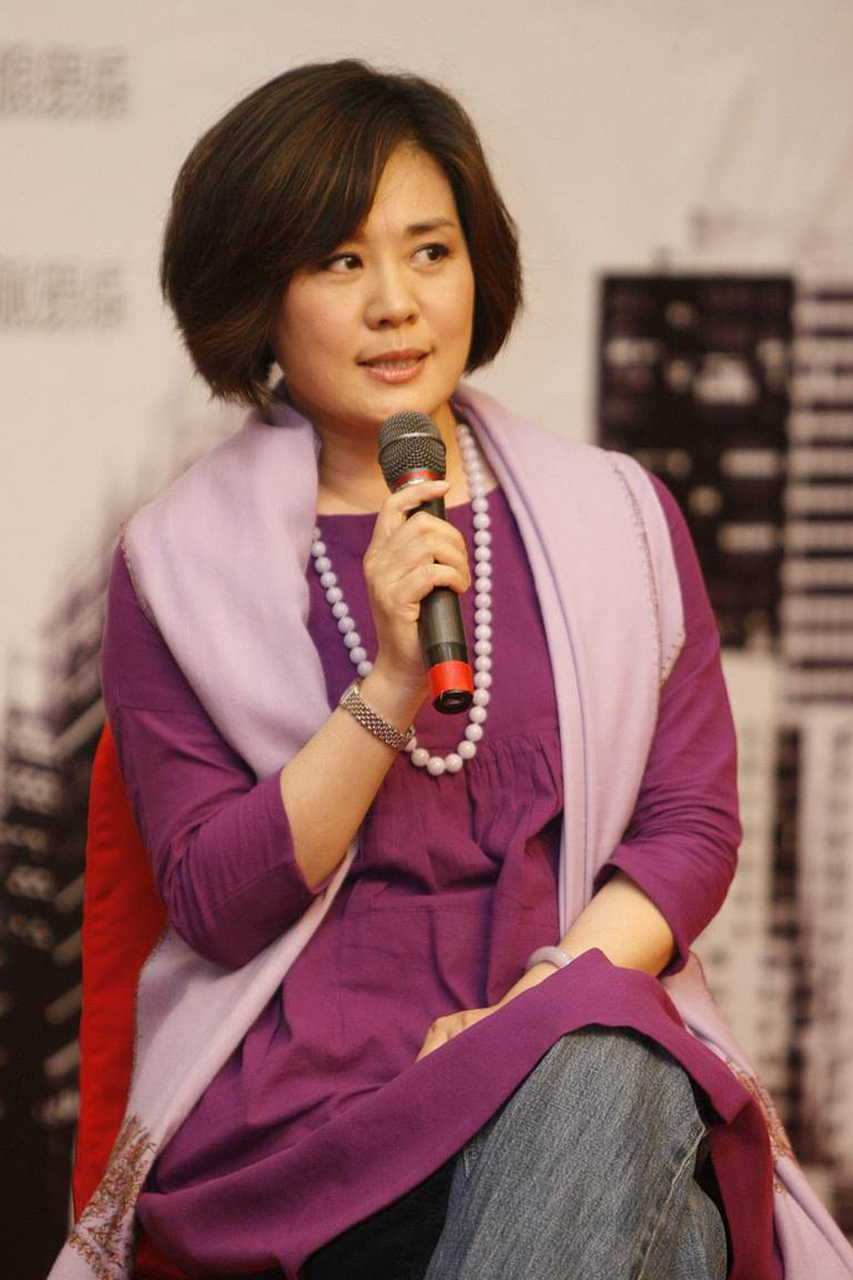 丛珊年轻的时候是非常漂亮的,但是现在年纪大了,也渐渐苍老了很多.