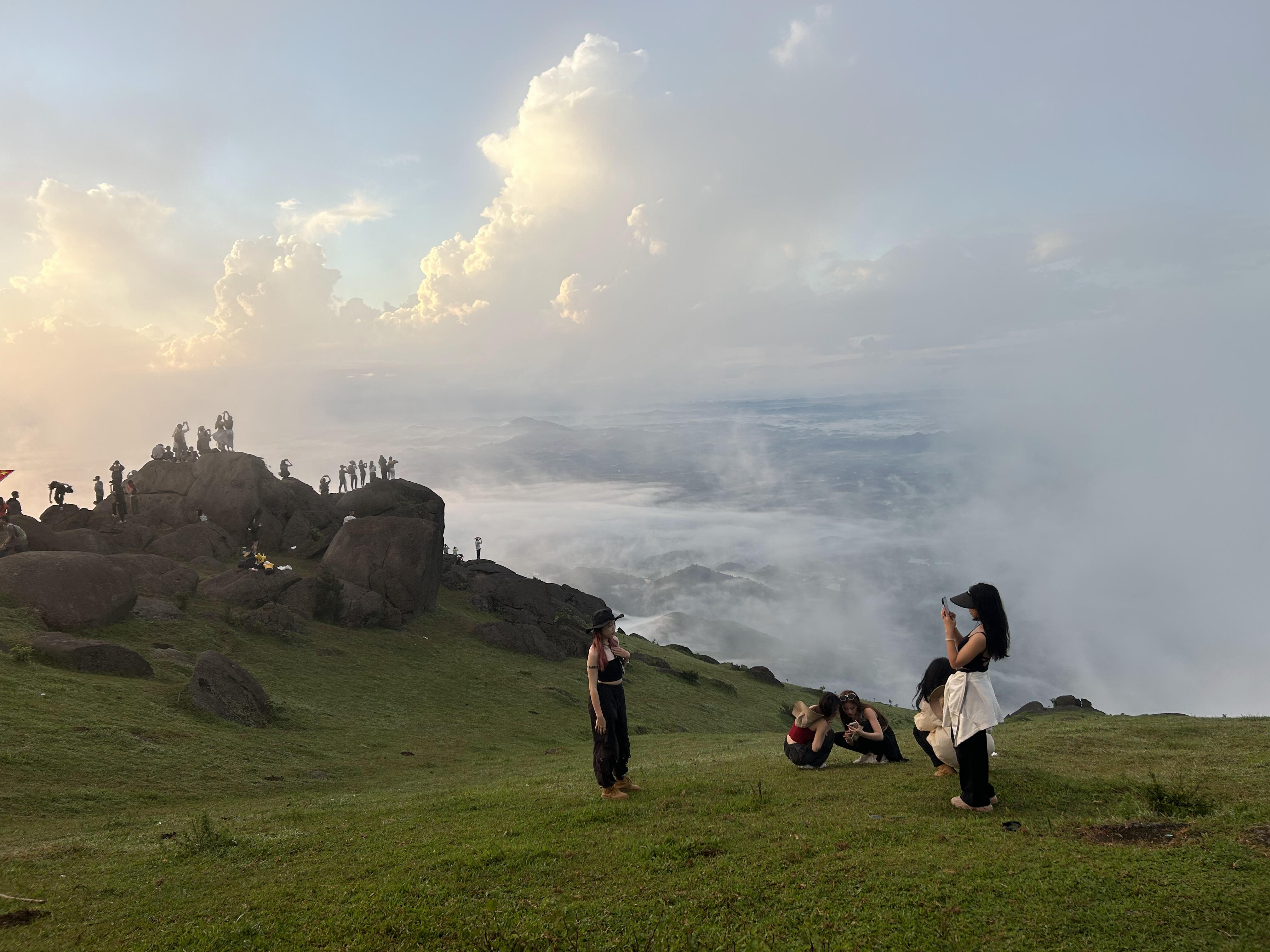 广西防城港哪里可以登山——望洲顶游玩攻略,蓝天碧草,天然山路