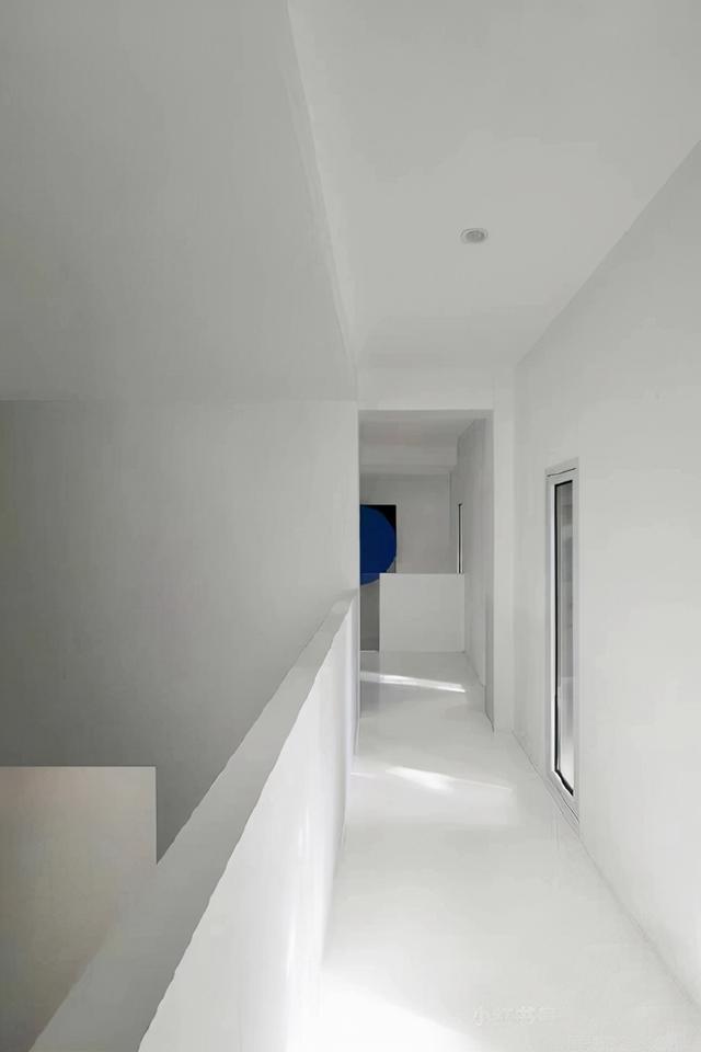 高雅却不媚俗,白色微水泥空间