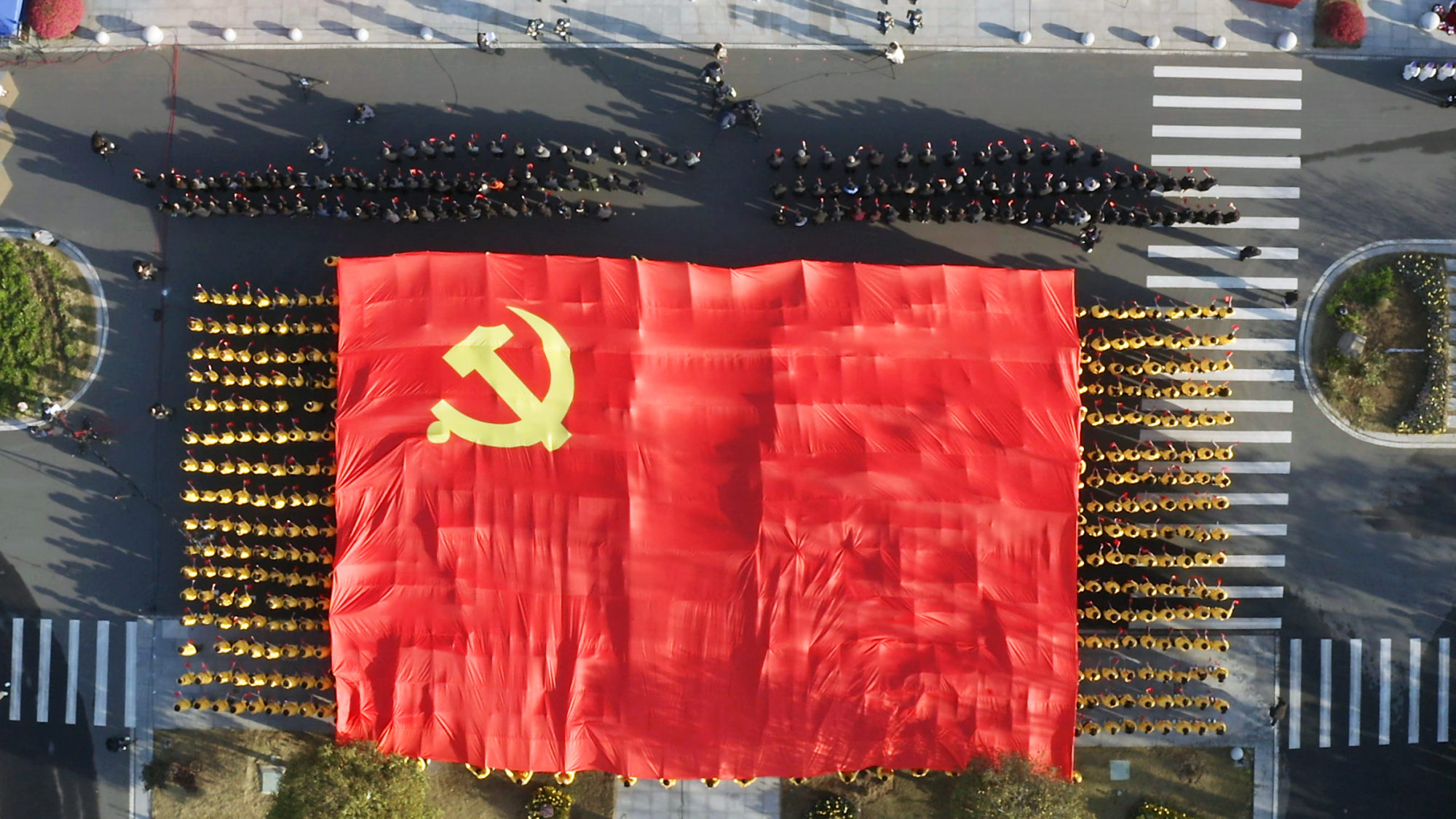 建党100周年百天倒计时 近3000名党员师生共升国旗感恩党