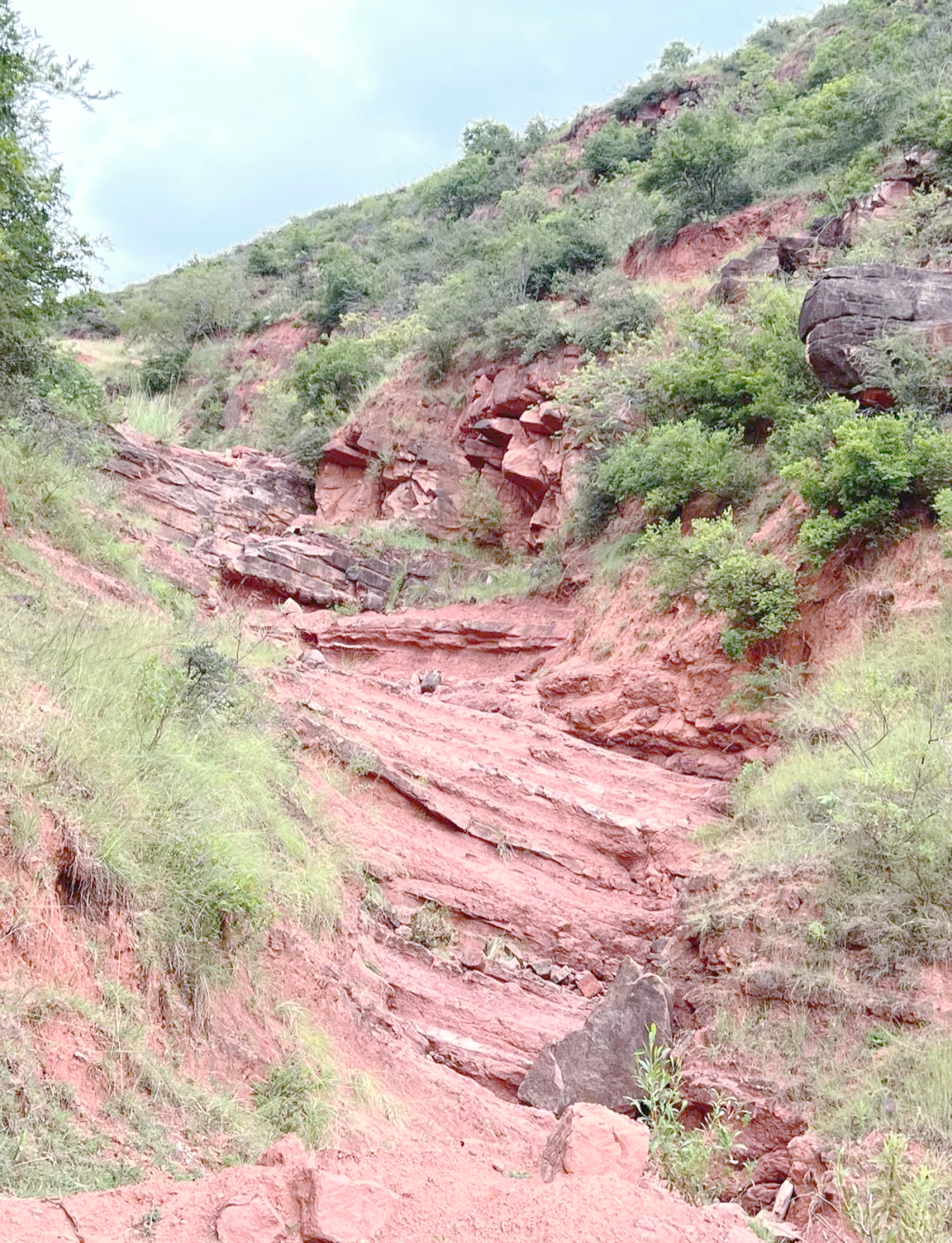 云南禄丰探秘:陨石坑中的隐藏村庄之旅